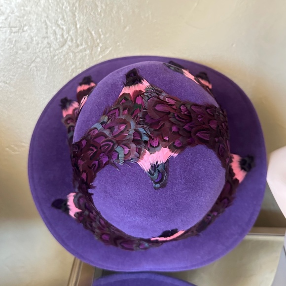 ONE OF A KIND DESIGNER JACK MCCONNELL VINTAGE PURPLE FELT HAT + FEATHER DETAILS - Picture 9 of 11